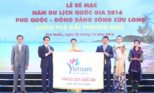  Phó Thủ tướng Chính phủ Vũ Đức Đam trao cờ cho đại diện tỉnh Lào Cai, đơn vị chủ nhà Năm Du lịch quốc gia 2017.